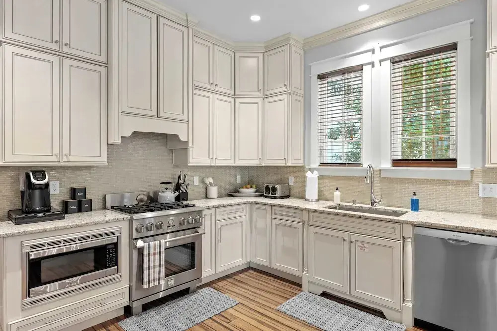 Seagrove Gardens Mins to the Beach, Santa Rosa Retreat w/ A+ Design