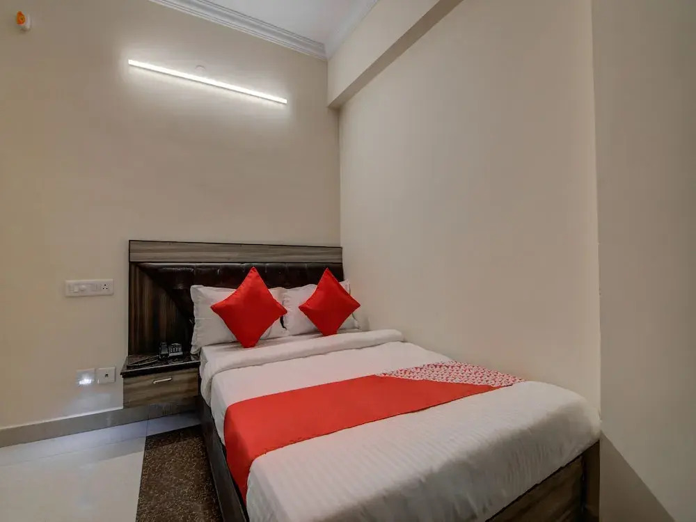 OYO 16120 Balajee Classic Inn