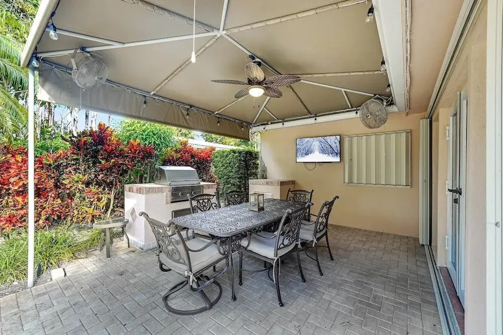 22 salt water pool home with king beds