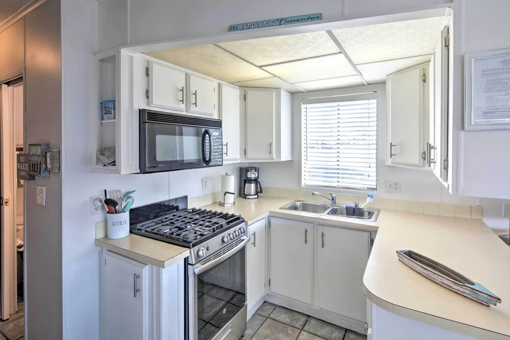 Lake Havasu Home w/ Resort Perks, Walk to Lake