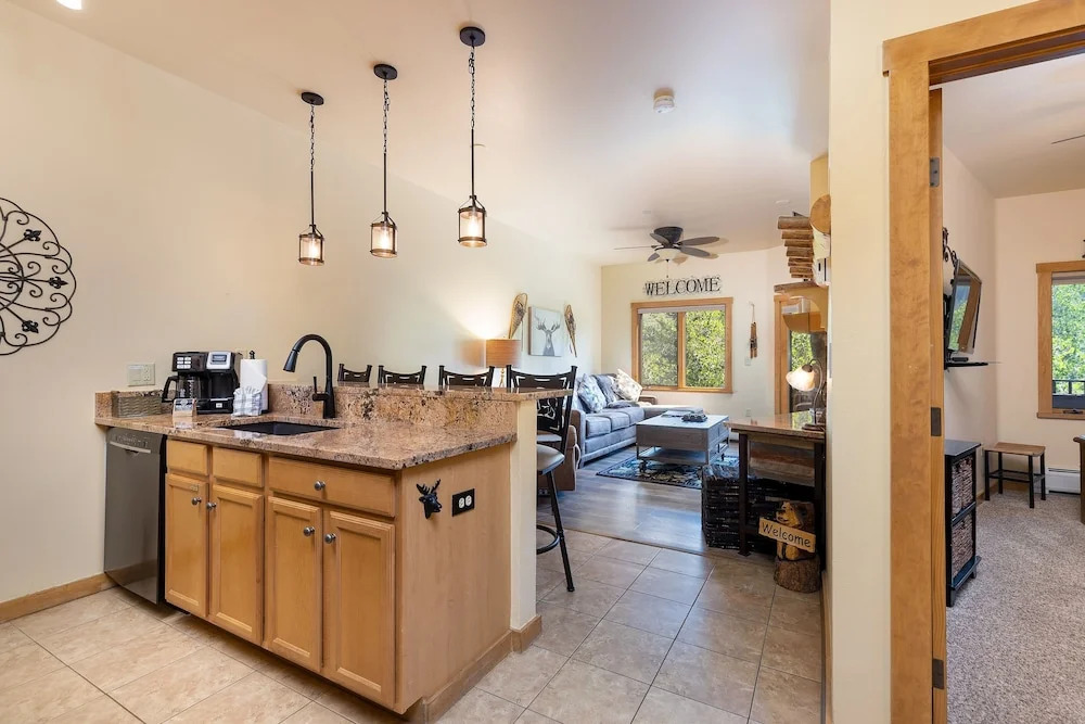 8115 Arapahoe Lodge 1 Bedroom Condo by RedAwning