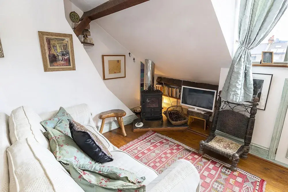 Colorful studio for 2, near Ladbroke Grove station