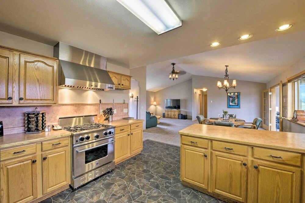 Buena Vista Retreat: 7 Acres & Panoramic Views