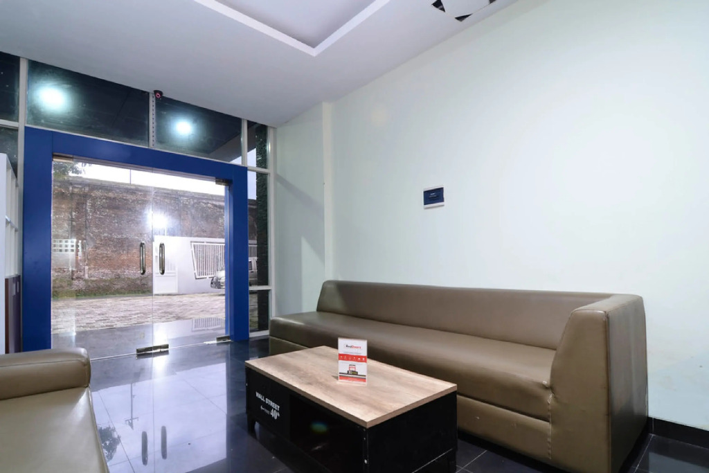 RedDoorz near Museum Keraton Surakarta
