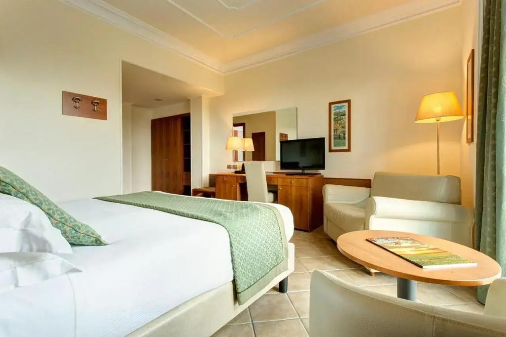 Hotel Athena
