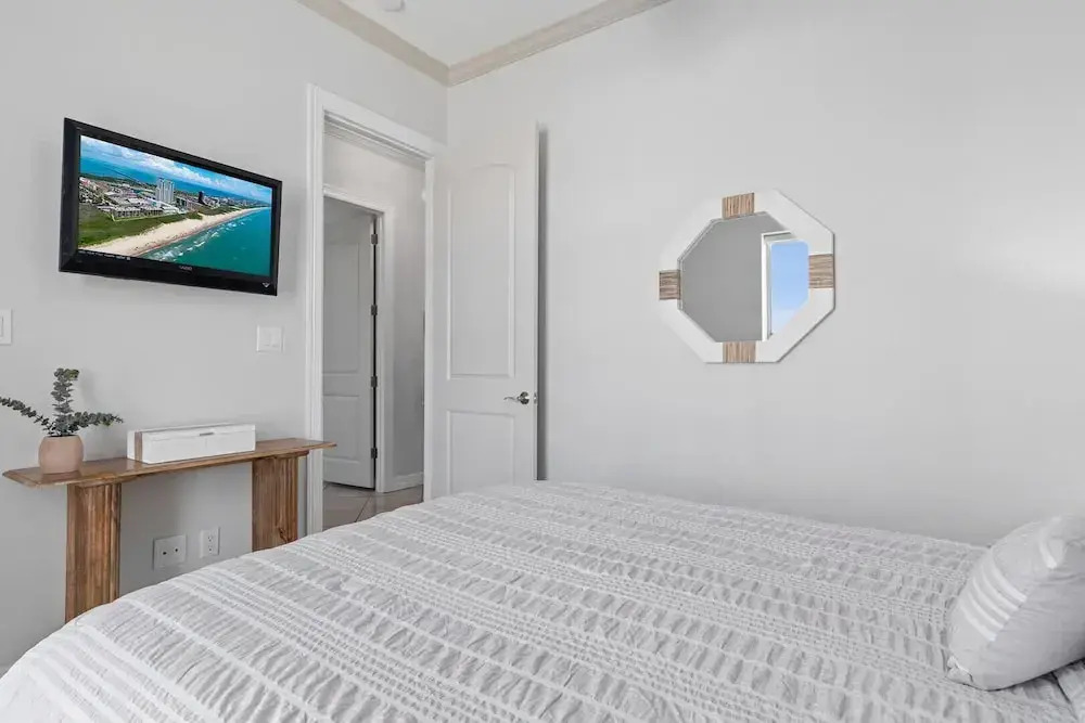 Modern Ground flr Condo 1/2 Block to Beach w Pool!