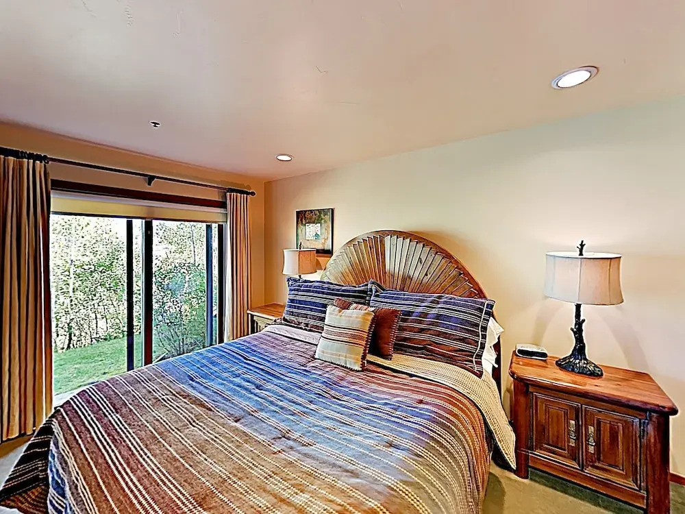 Lodge-inspired Lakeside - Walk To Lifts! 3 Bedroom Townhouse
