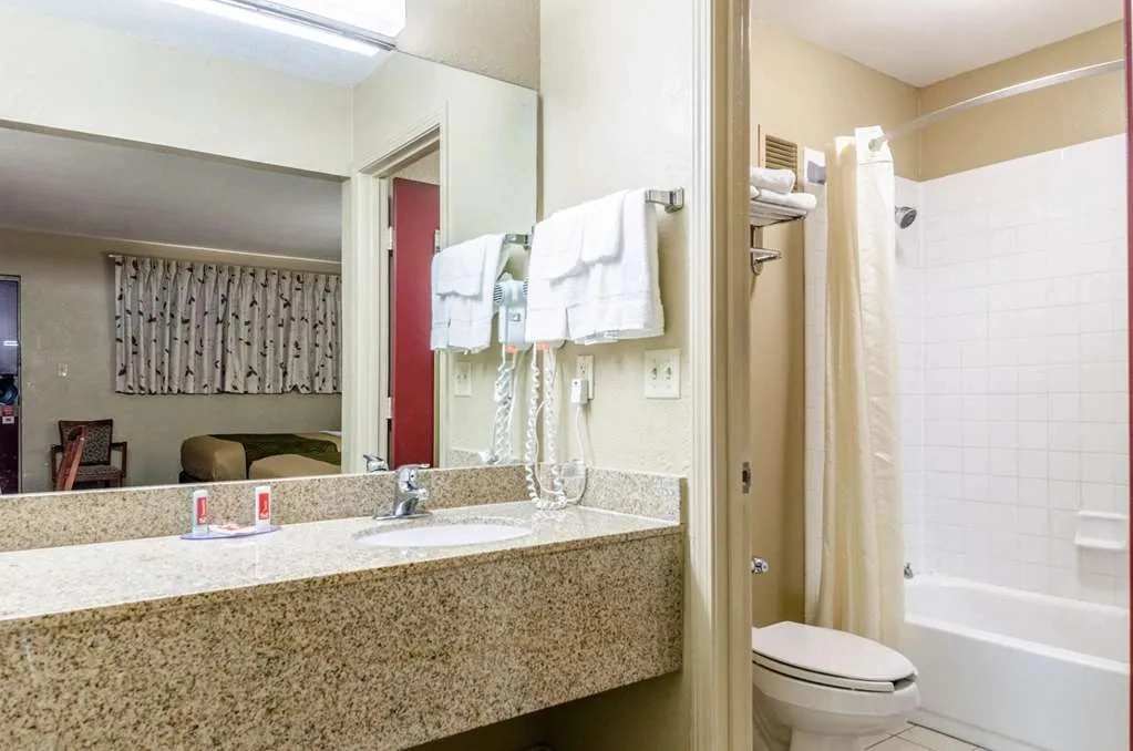 Econo Lodge Inn & Suites I 35 At Shawnee Mission