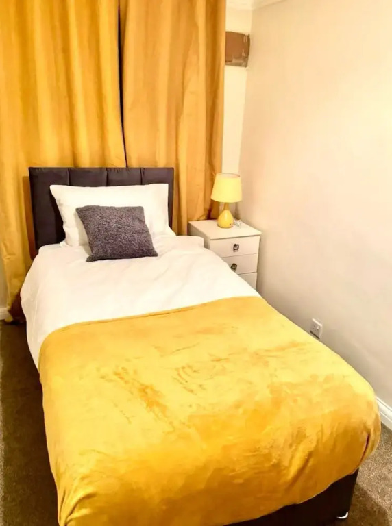 Spacious 3-bed House With Free Parking