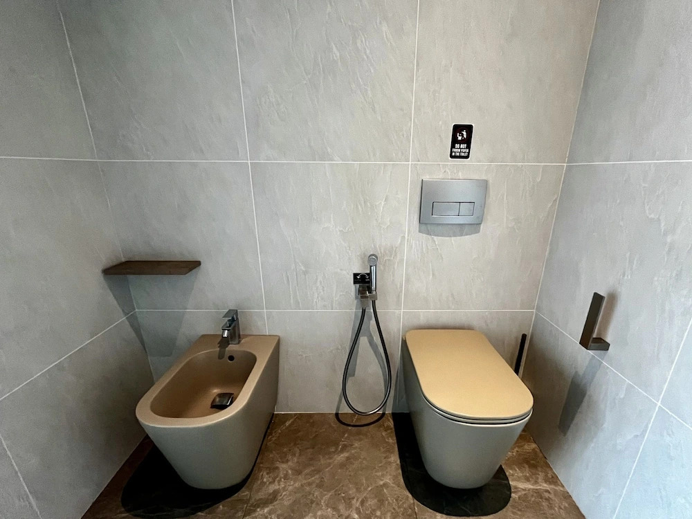 128 LIM - 2002 Stay Only Tower Suite