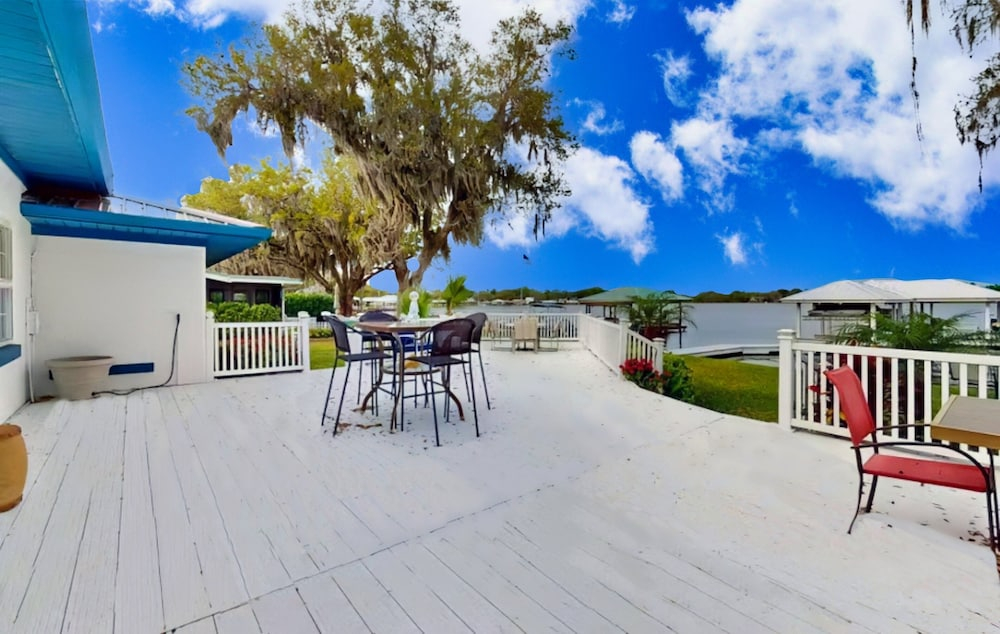 Spacious Lakefront House With Private Dock , gas Grill, Deck and Patio
