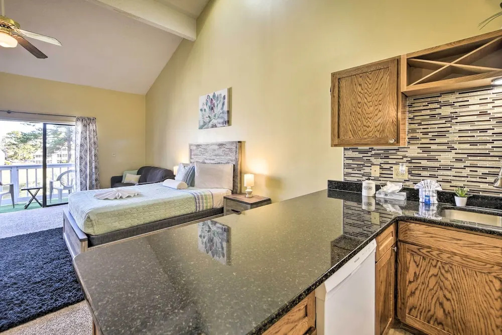 4 Mi to Cherry Grove Beach: Studio w/ Pool!