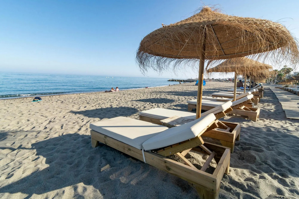 CLN- Spacious 6 bedroom villa next to beach