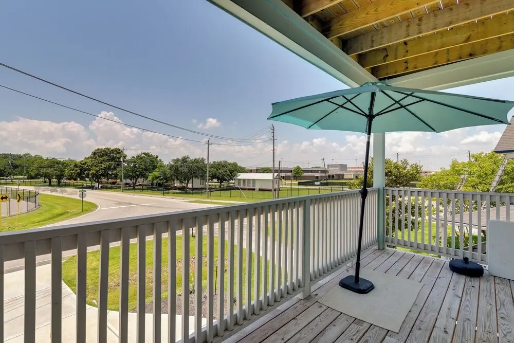 La Porte Home w/ Balconies: Walk to Beach!