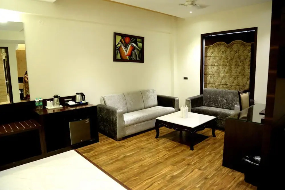 hotel the royal bharti