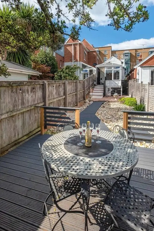 The Nautilus Cowes IOW Sleeps 4 & Private Garden