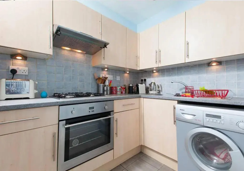 Bright and Modern Causewayside Apartment