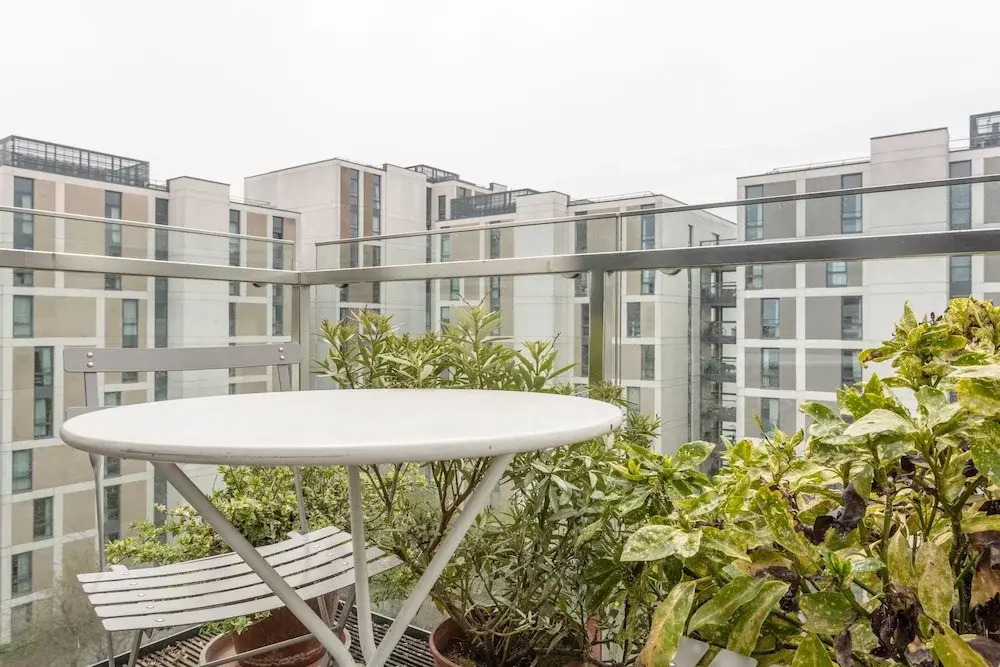 Stylish 2 Bedroom Flat With Balcony