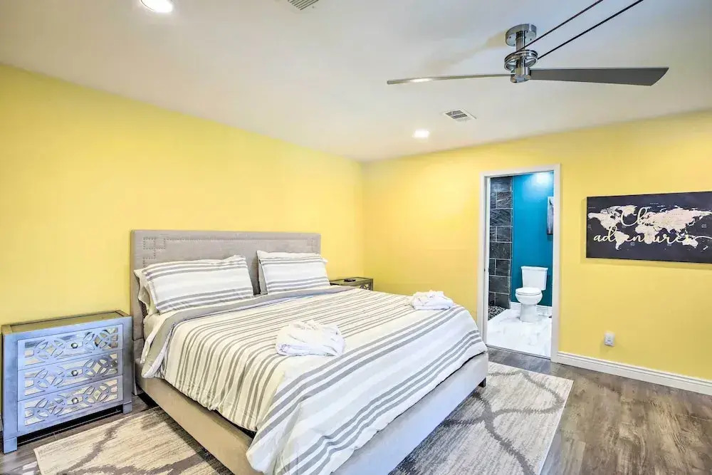 Movie Room & Private Pool: Richardson Retreat
