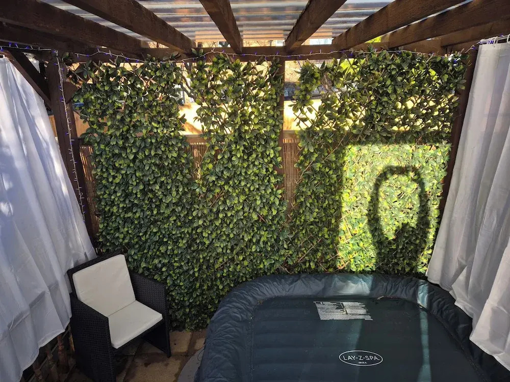 Cosy 1BR Hideaway - Hot Tub, Wifi & Private Pond