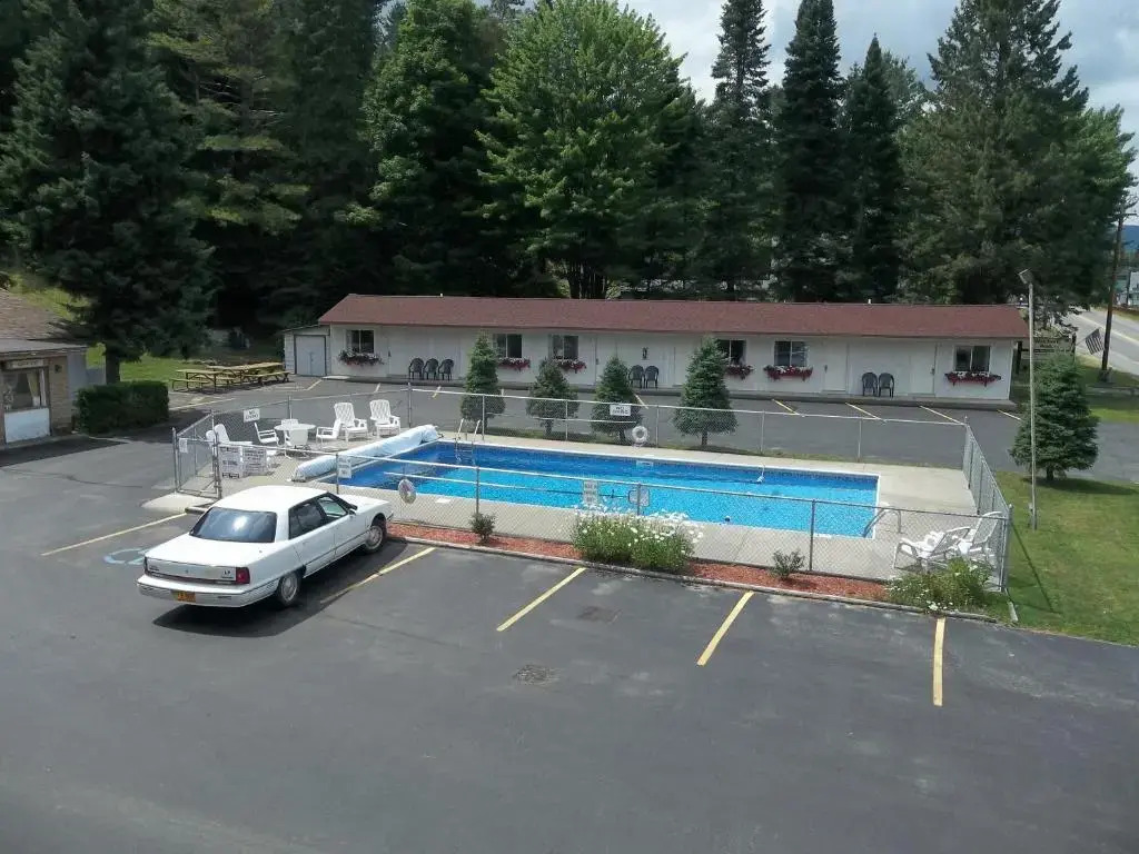Carriage House Motor Inn