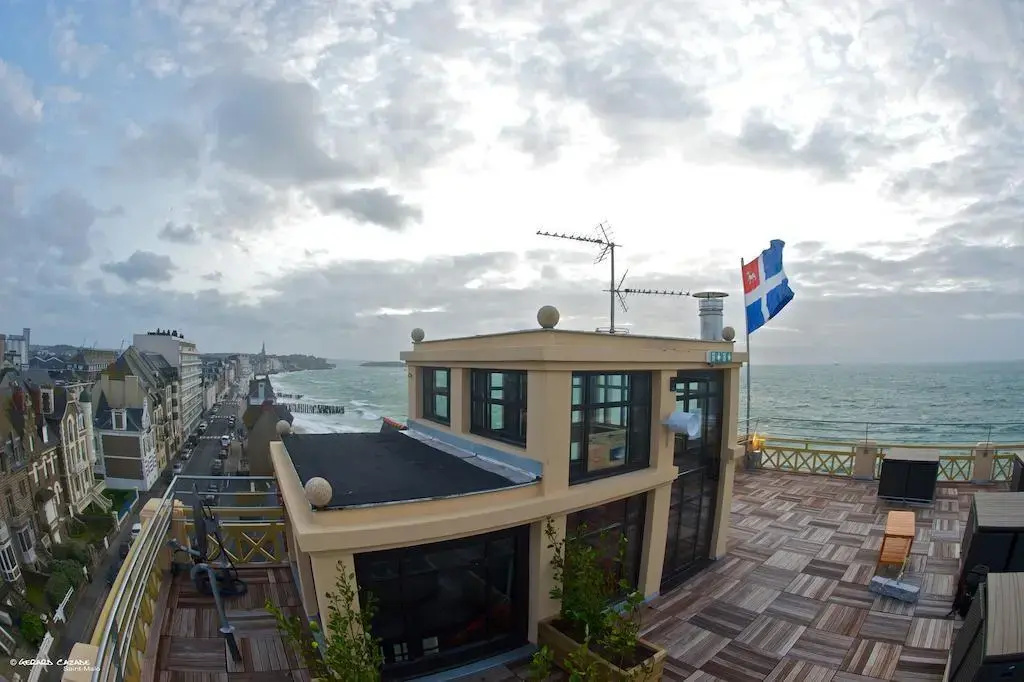 Les Ambassadeurs, Logis Hotel, sa crêperie et son rooftop - Saint Malo Plage