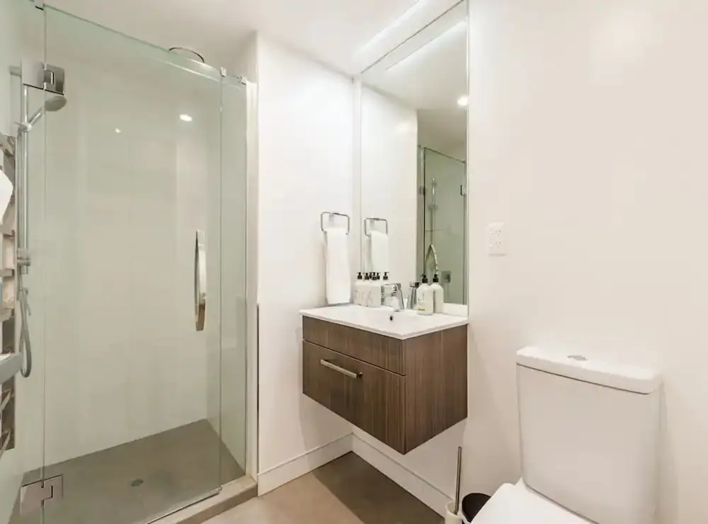 Central & Modern 2-Bedroom Apartment
