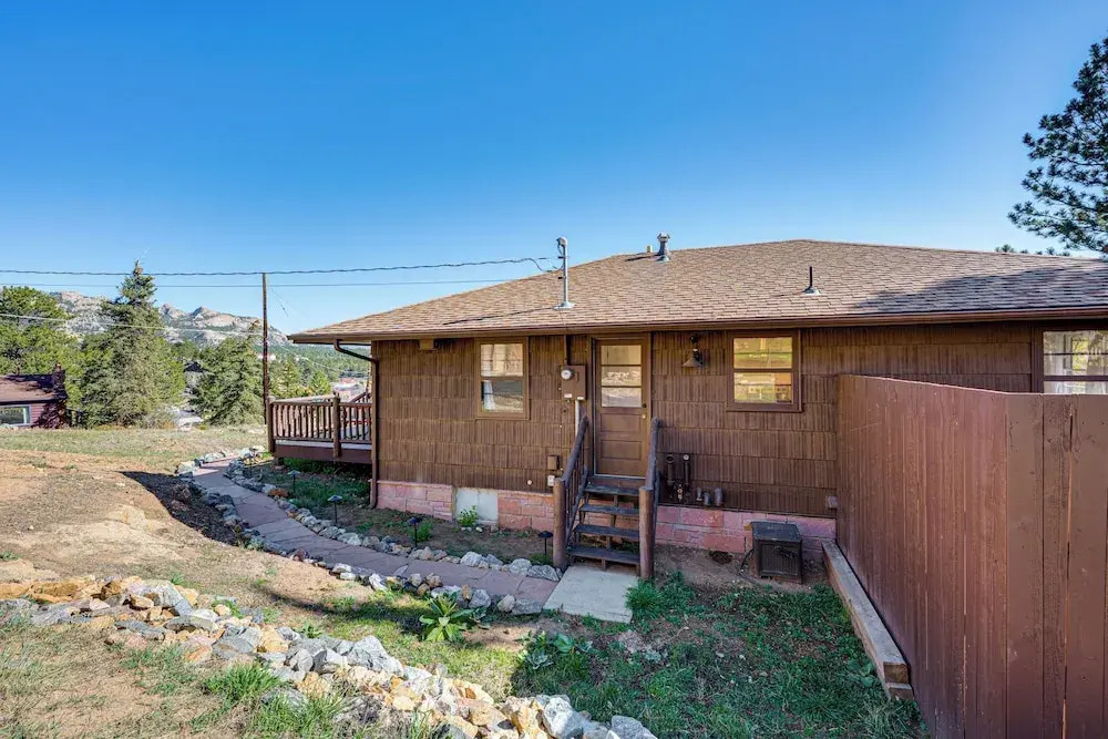 Mtn-view Retreat w/ Deck & Hot Tub in Estes Park