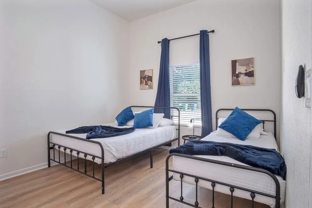 Bright and Clean 3 Bedroom Near Fun Riverwalk!