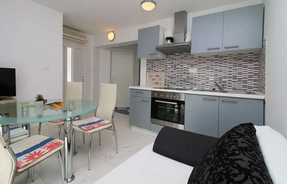 Elvi - Amazing Position & Parking - A3
