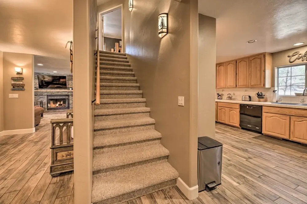 4 Mi to Woodland Lake: 2-story Home w/ Grill