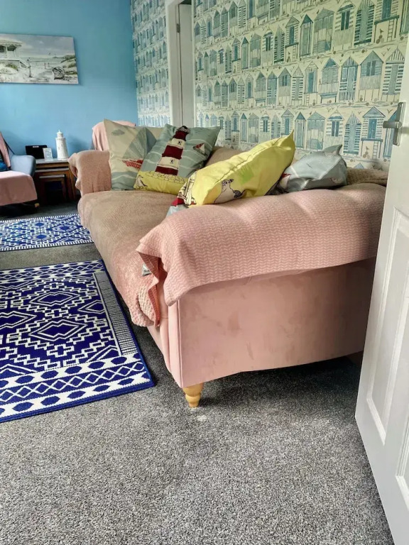 Large 3 bed Chalet -sleeps 6- dog Friendly- Garden