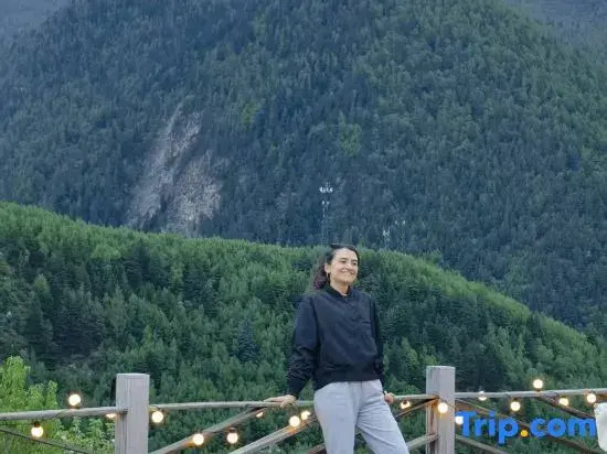 Four Girls Mountain Lanxi Wild Luxury Hotel (Changpinggou Scenic Area Branch)