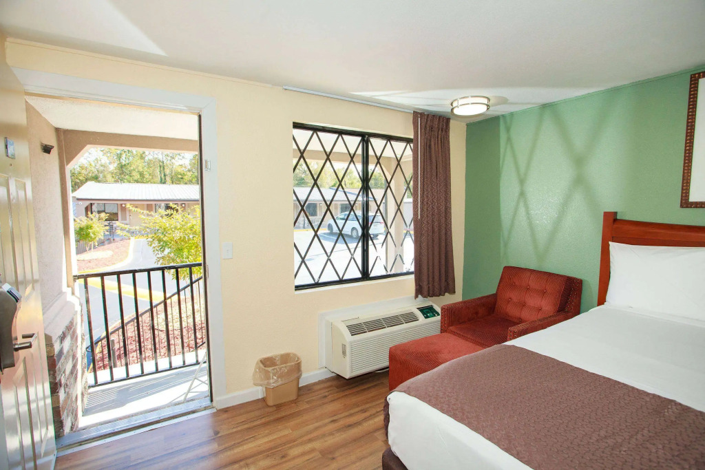 Travelodge by Wyndham Macon West