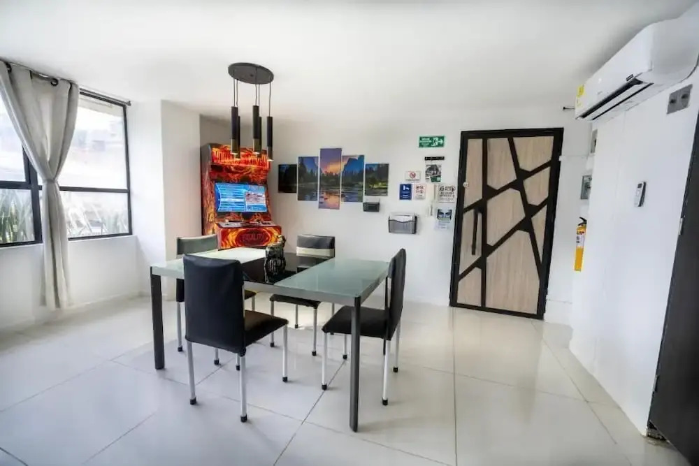 2 bedroom apartment 1 block Lleras park