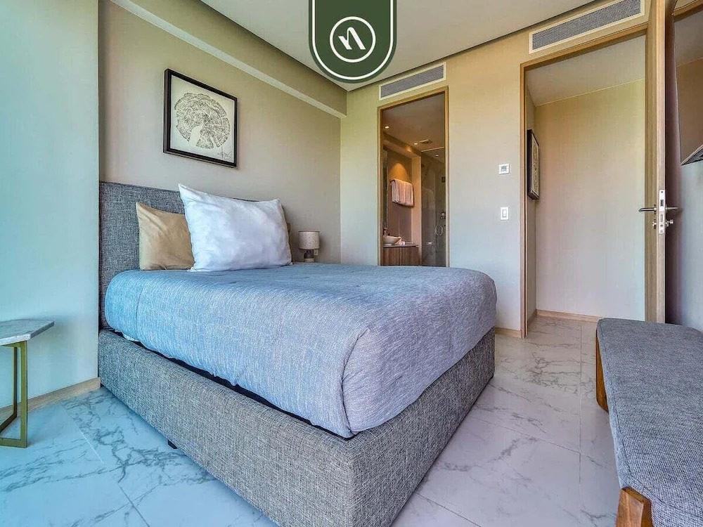 Luxury 3 BR Condo - Beach Access 1 Block Away