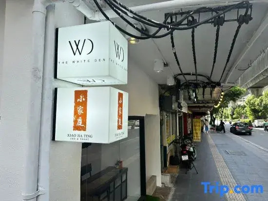 The White Den Sukhumvit 44