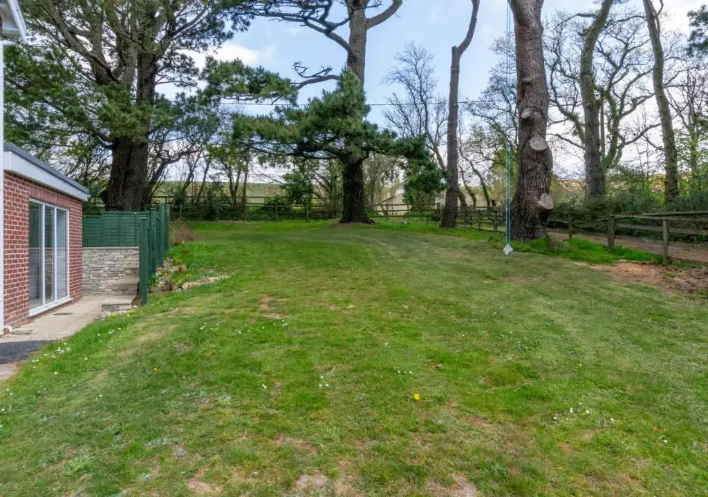 4 Bed in Harmans Cross oc-wy278