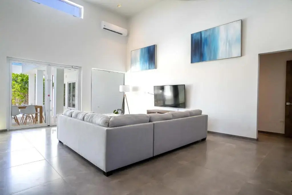 Grand Modern Villa 6-bedroom! Brand New! Heated Jacuzzi!