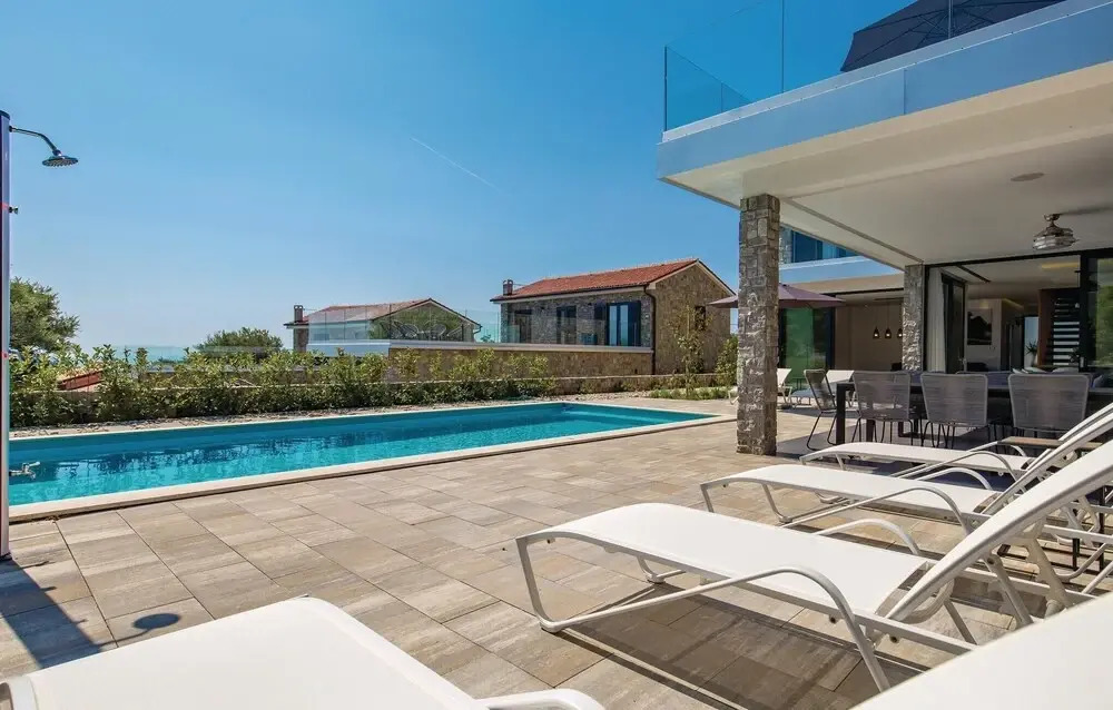 Stunning Home in Lun With 4 Bedrooms, Wifi and Outdoor Swimming Pool