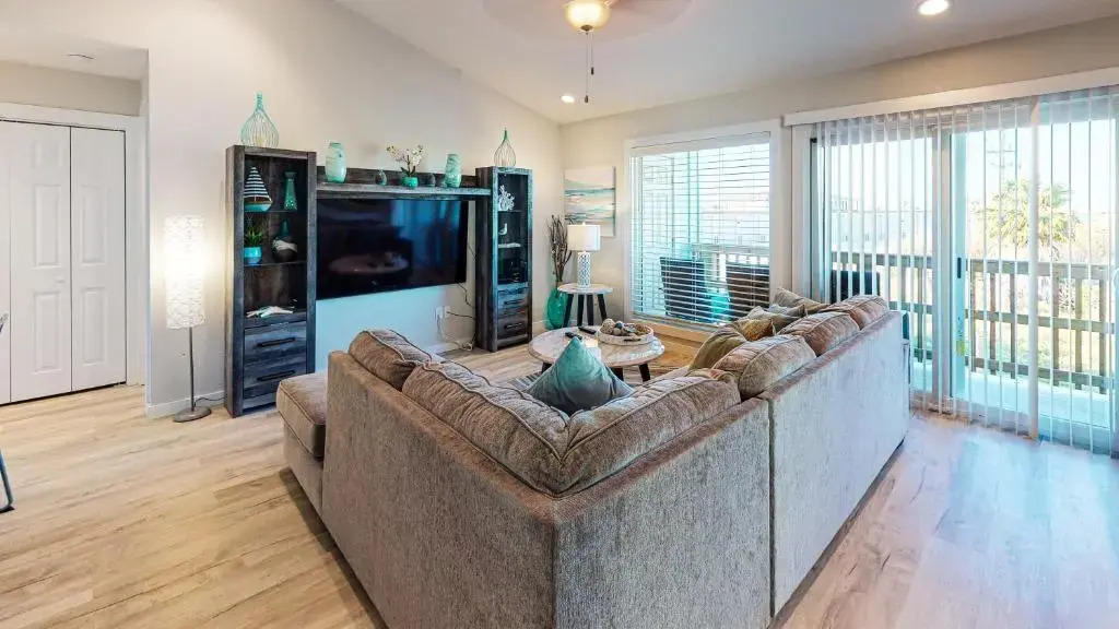 AH-G226 Remodeled Second Floor Condo, Shared Pool & Hot Tub, Near Marina