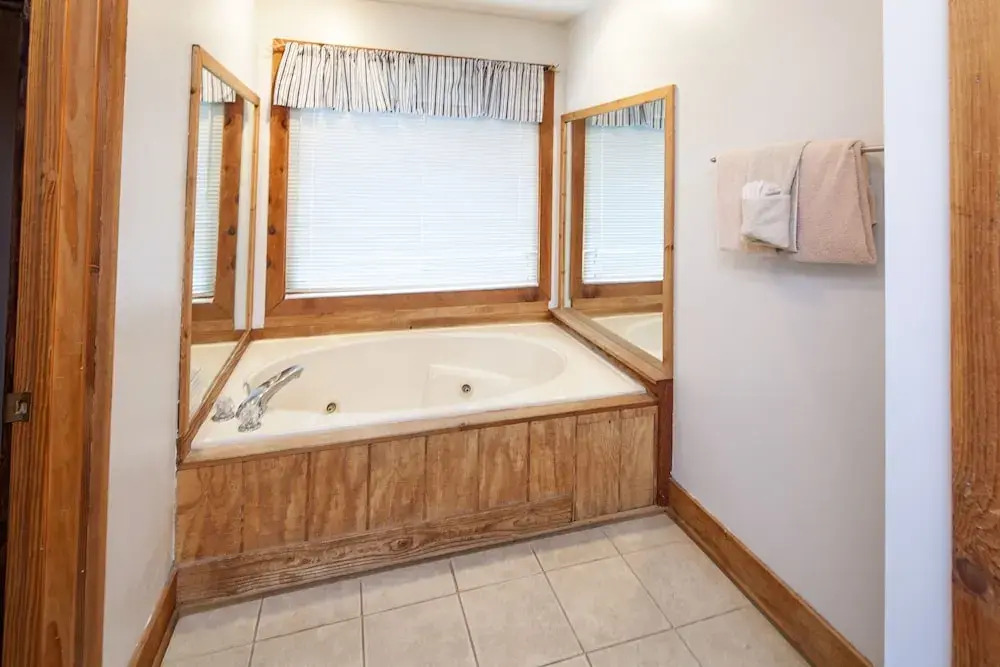 Er31 - Grandma And Granpaws Place - Great Location - Close To Parkway In Pf 2 Bedroom Cabin by RedAwning