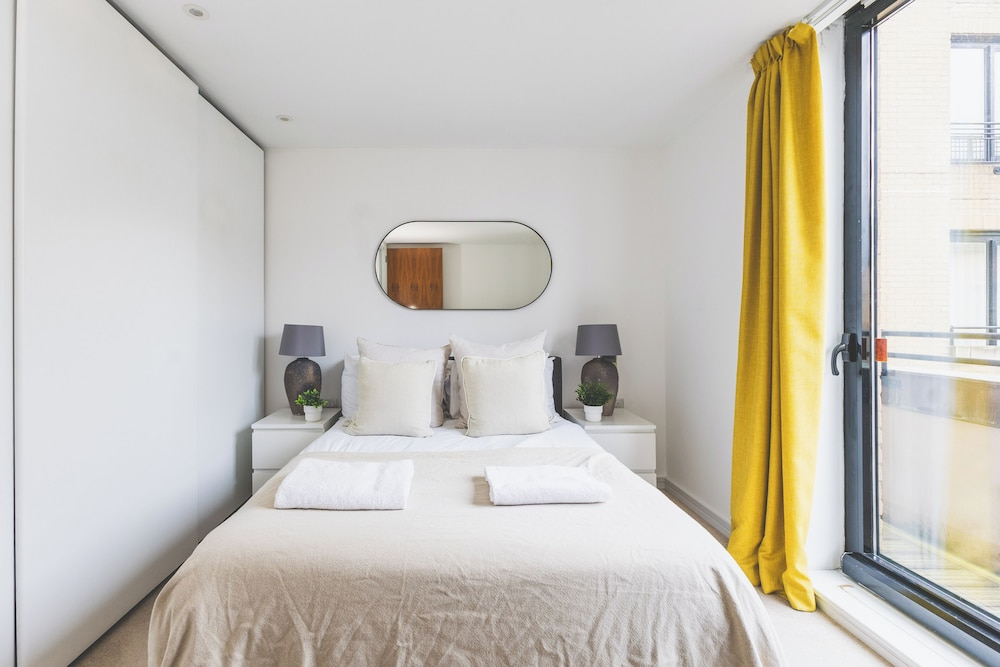 Spacious 3 Bedroom Flat in Kensington