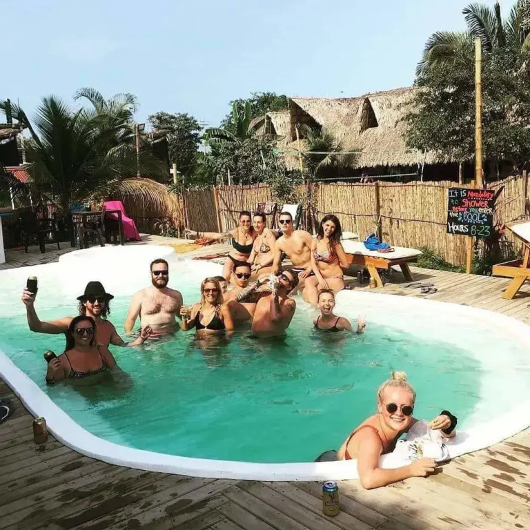 El Zoo Hostel, Bar & Pool