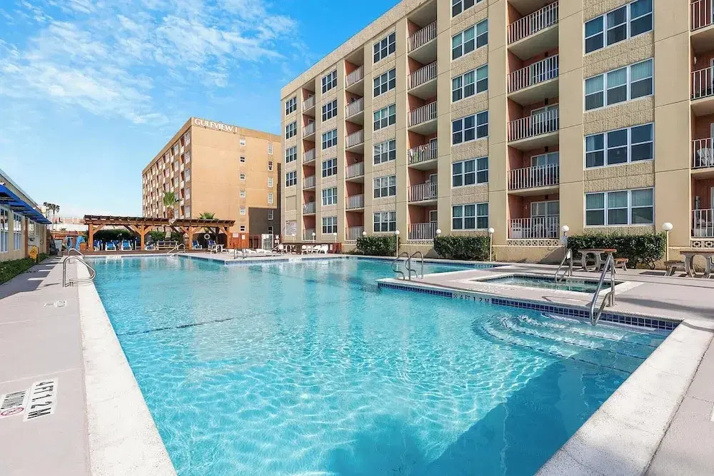Walk to Beach From Beautiful one Bedroom Condo!