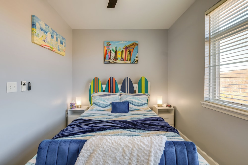 Surfboard-themed Huddleston Studio w/ Beach Access
