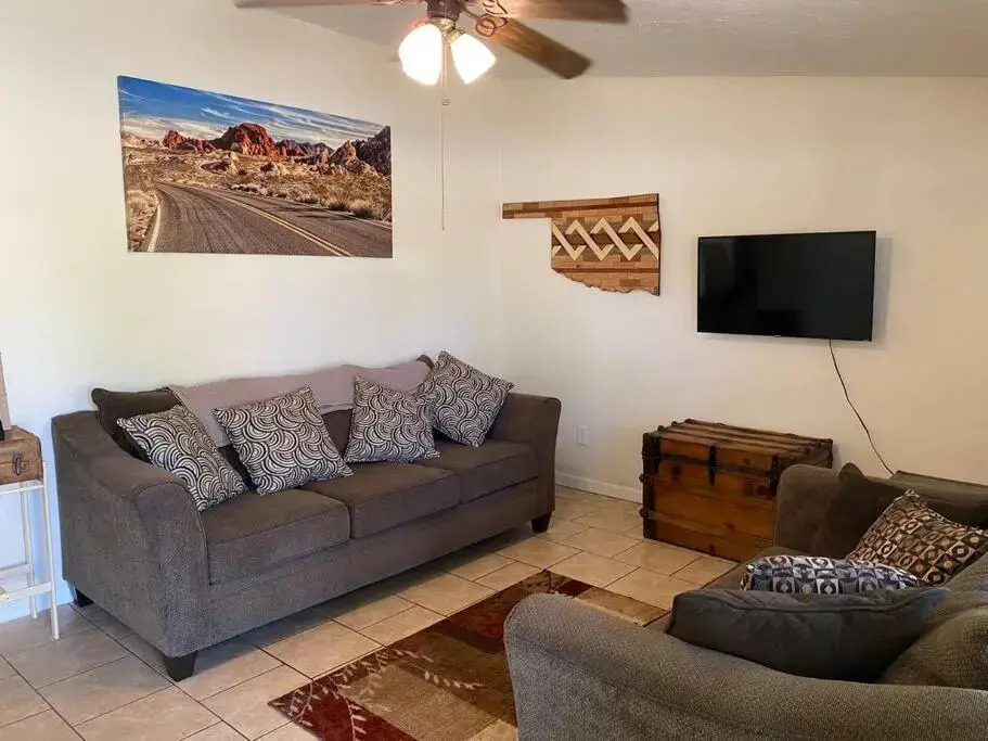 Pet Friendly Neighborhood home near Ft. Sill wagon wheel
