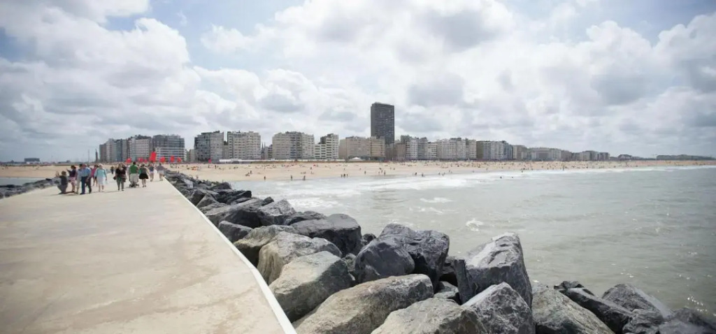 ETAGE 2 - appartement in centrum, 300m van zee mét parking