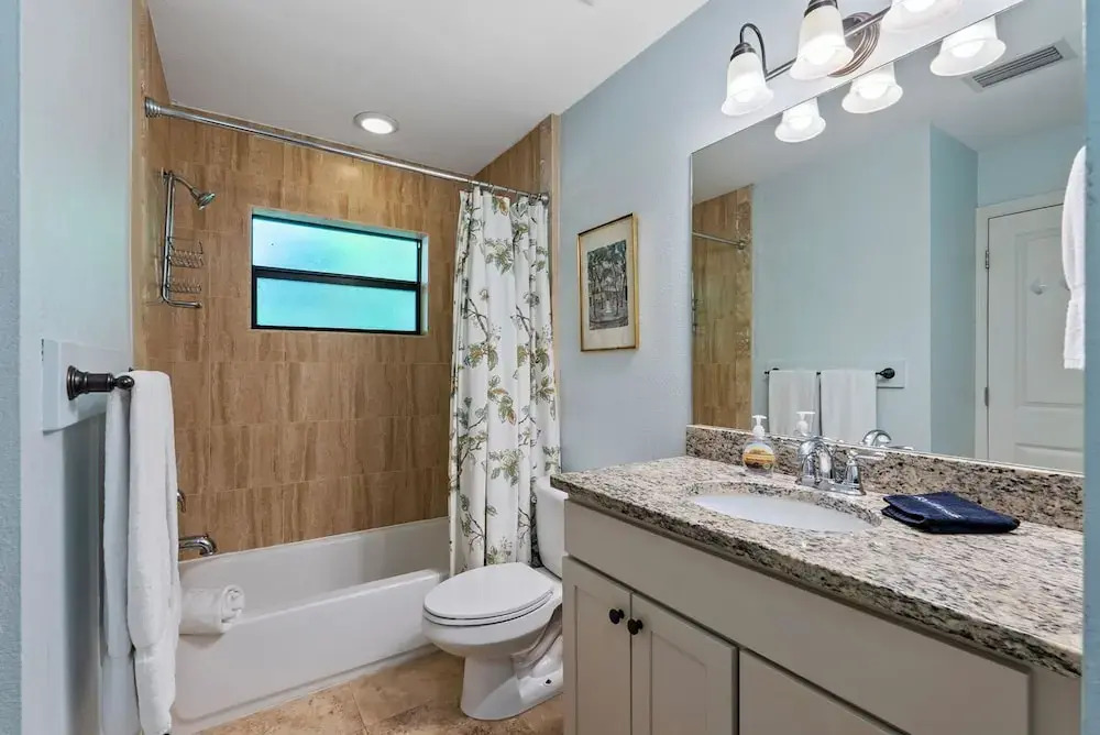Le Monaco - Romantic 1 BR Condo Steps from 5th Ave S. Chic Coastal Retreat with King Bed and Beach Access. Perfect Location for Couples Near Dining, Shopping, and Naples Beach