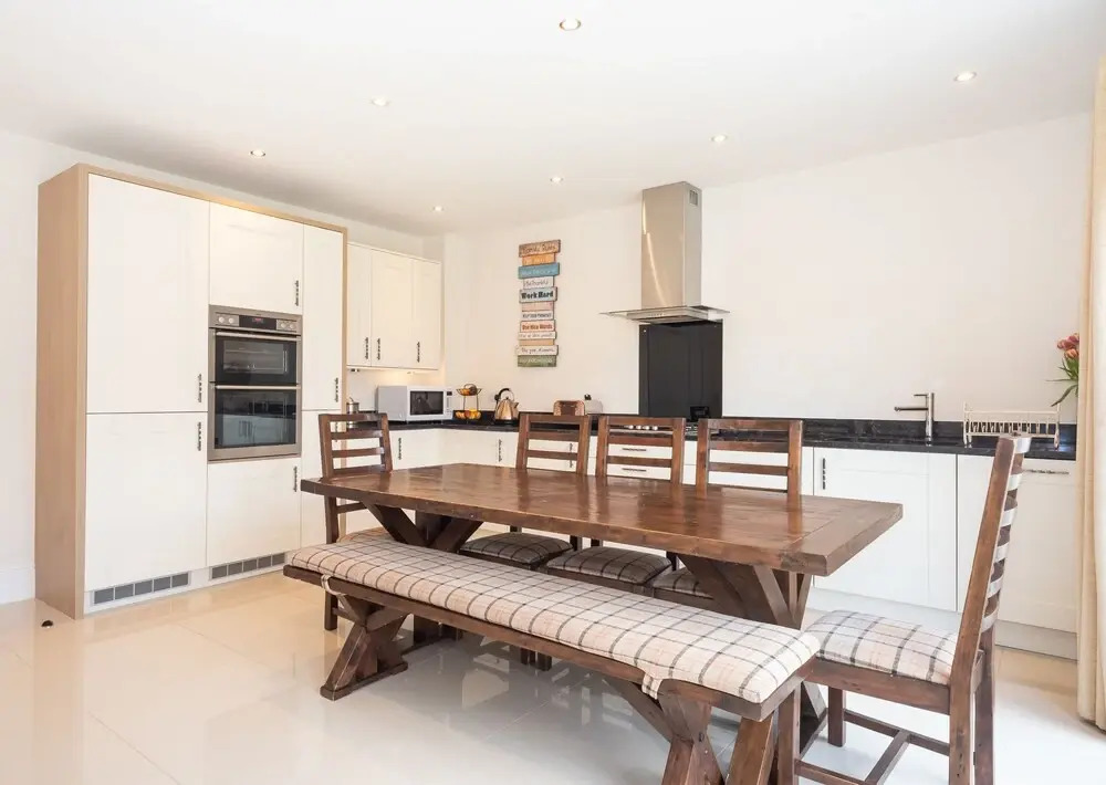 Huge & Modern 4 Bedroom House in York